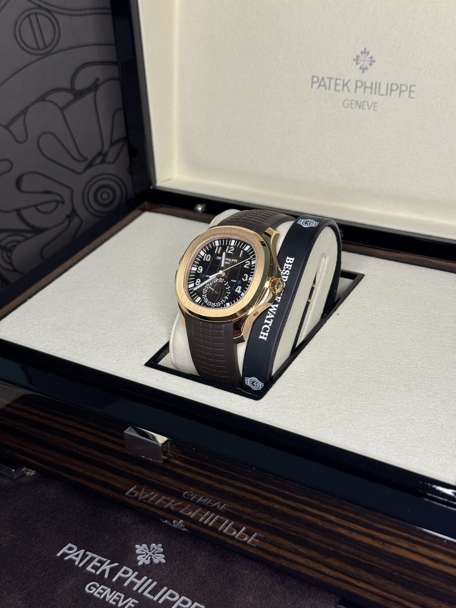 Patek Philippe Aquanaut Travel Time 40.8 - Image 3