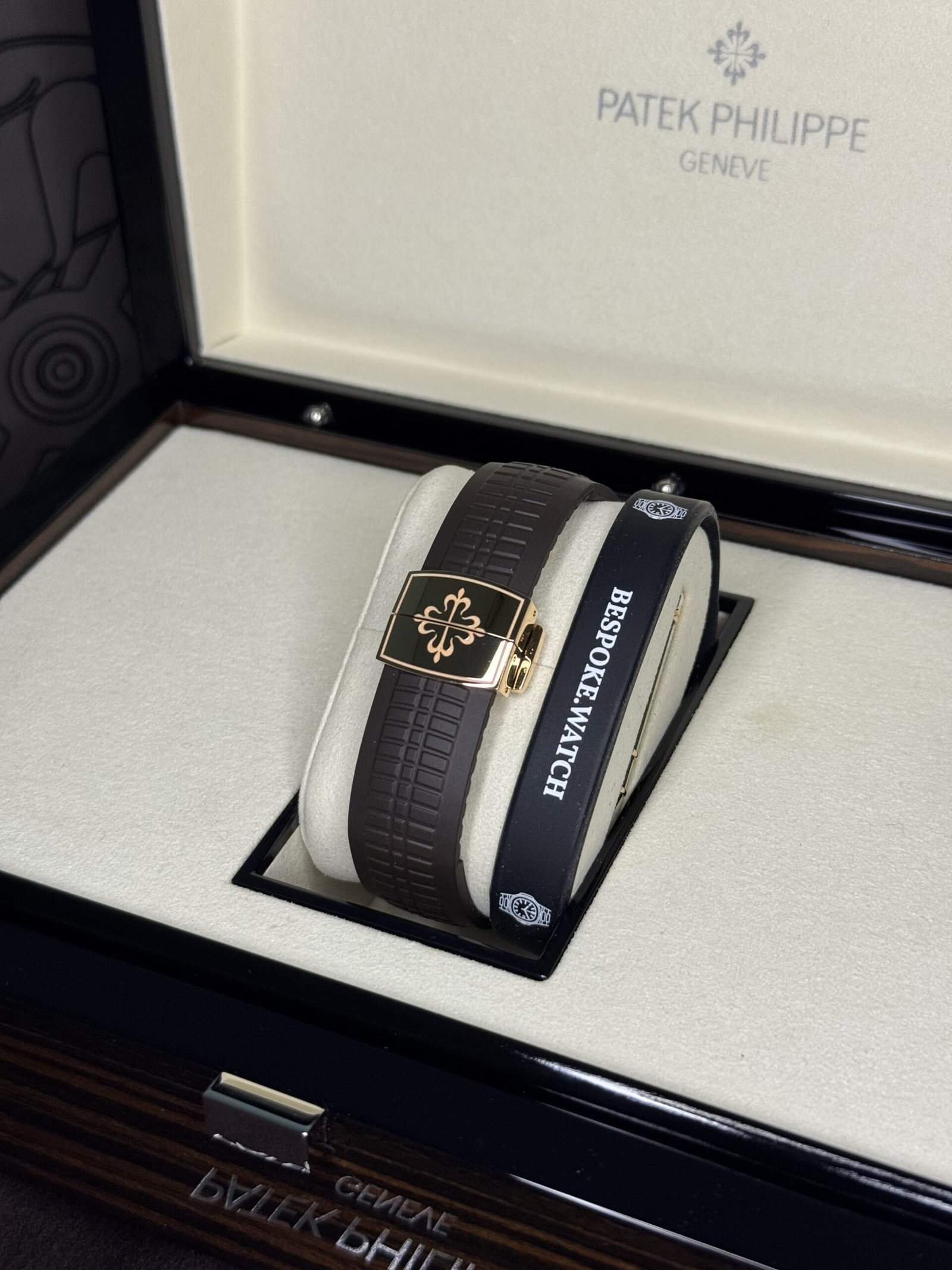 Patek Philippe Aquanaut Travel Time 40.8 - Image 4