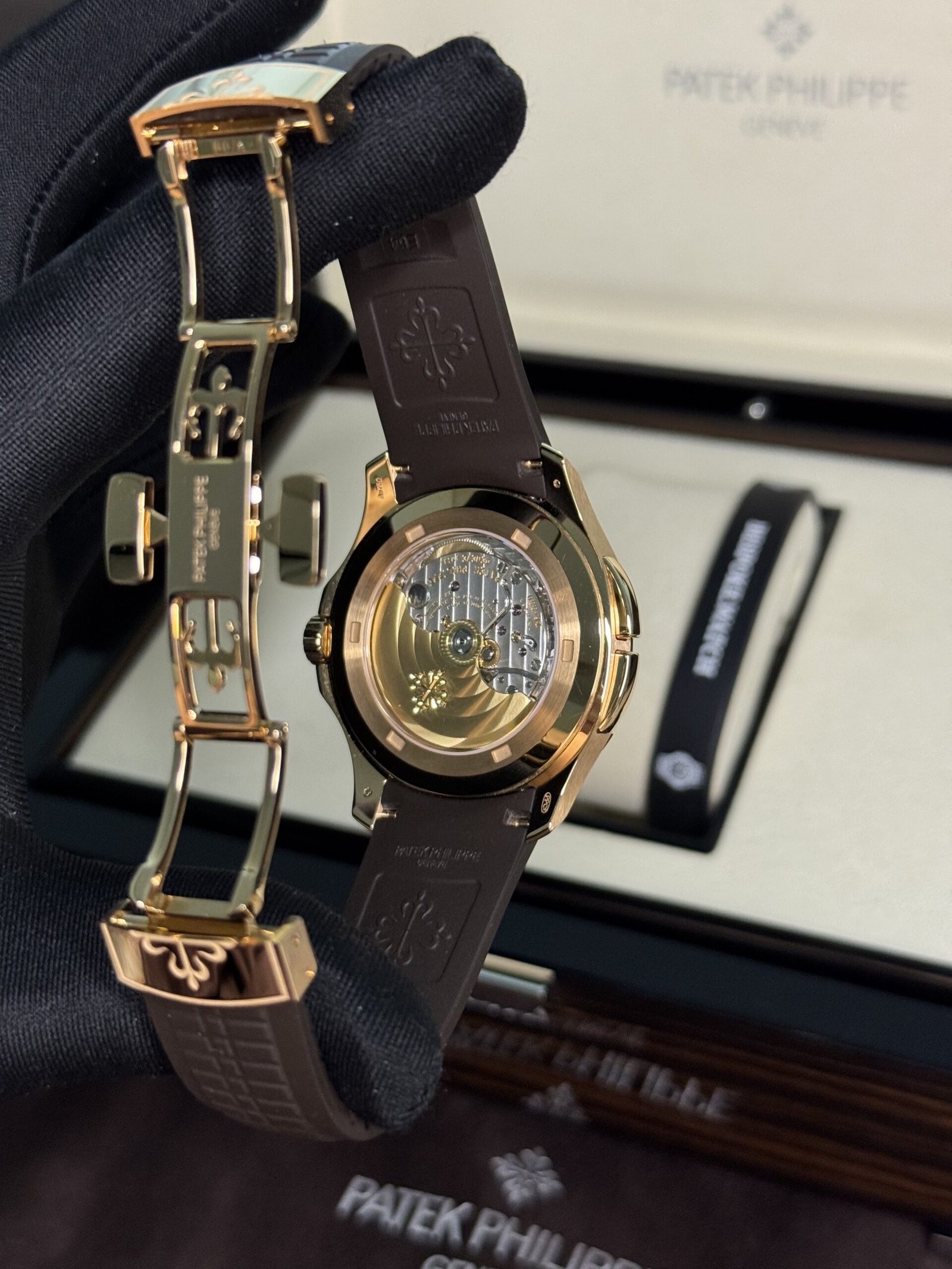 Patek Philippe Aquanaut Travel Time 40.8 - Image 5