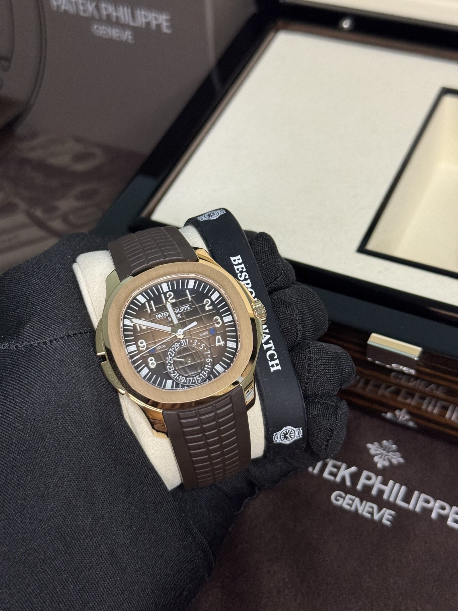 Patek Philippe Aquanaut Travel Time 40.8 - Image 2
