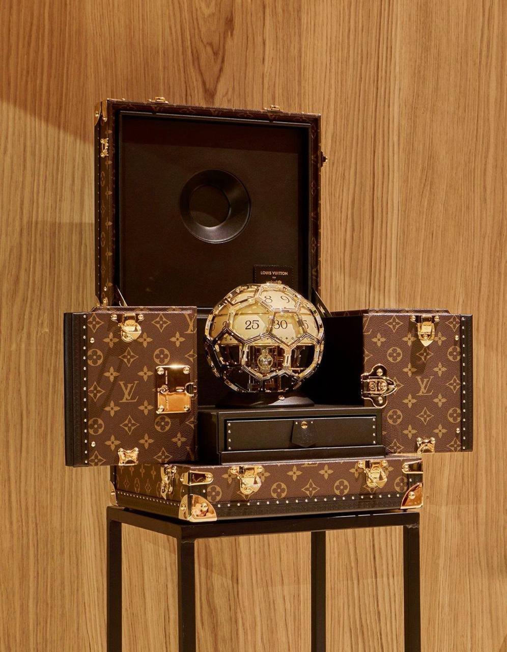 Louis Vuitton годинник-м'яч